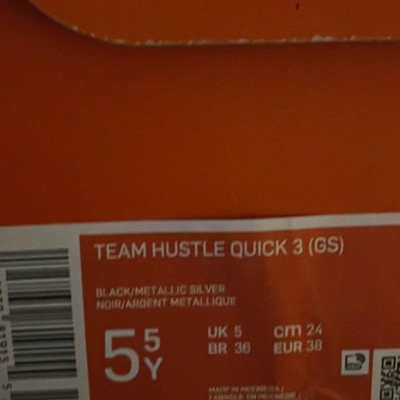 BRAND NEW boy nike Nike team hustle quick 3 basketball shoes size 5.5Y - Picture 6 of 6